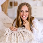 close up morning portrait of pretty woman lay and relaxed at her bed boho style 6 Las fibras naturales en el mundo del descanso