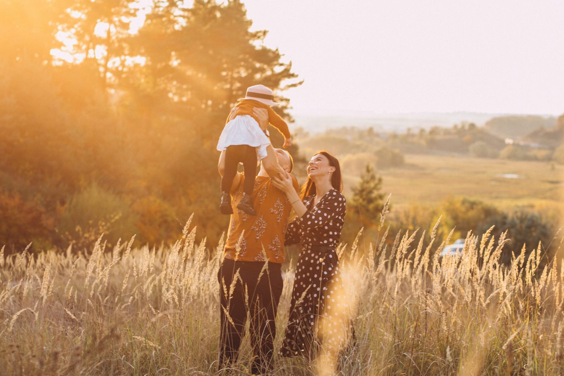 family with their little daughter in an autumn field 1 scaled e1650957963782 Vacaciones de Semana Santa con niños