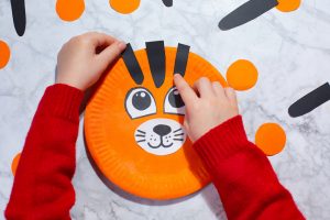 tiger made of paper plate tiger craft step glue black stripes material reciclado