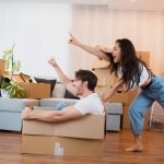 happy couple is having fun with cardboard boxes in new house at moving day 1 Necesito un colchón de entrega inmediata, ¿dónde conseguirlo?