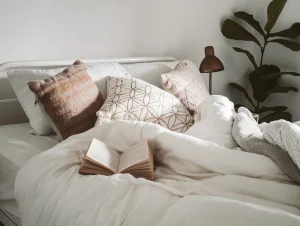 cómo cuidar tu nueva cama, cama en dormitorio ropa de cama cojines