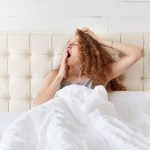porque estoy tan cansada y no puedo dormir. Mujer cansada