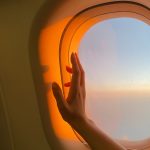 soñar con viajar. ventana avión.