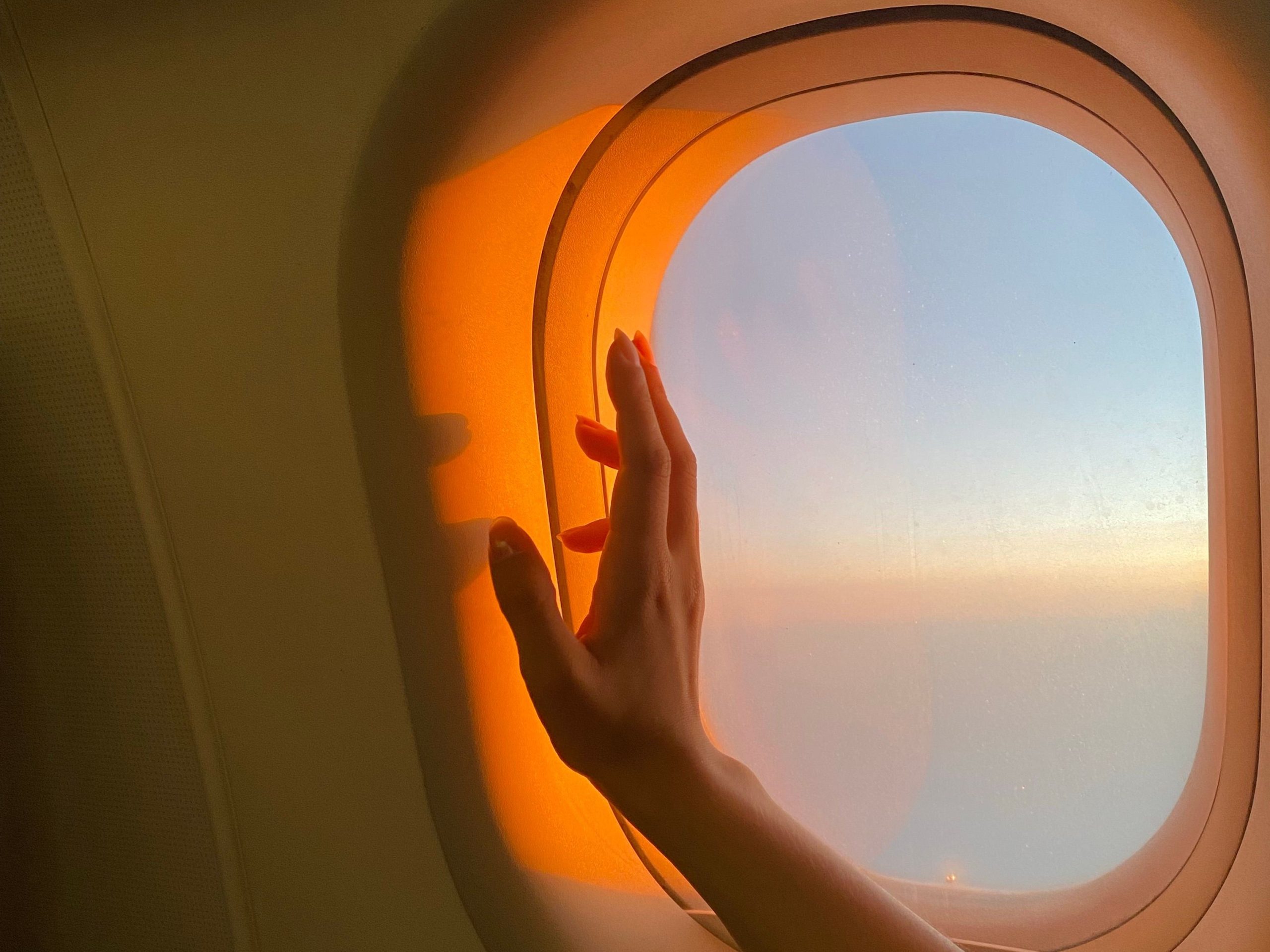 sonar con viajar scaled soñar con viajar. ventana avión.